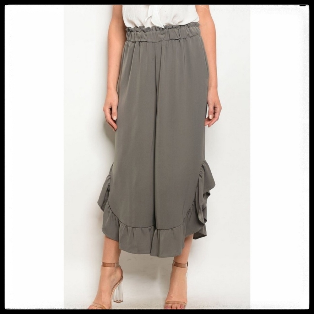 ⭐HP⭐ Ruffle Hem Cropped Wideleg Pants, Olive, NWT!